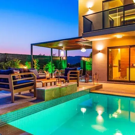 Sleeps 8 With Pool Air Con And Wifi فيلة *