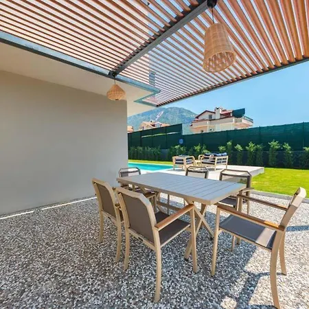 Sleeps 8 With Pool Air Con And Wifi *