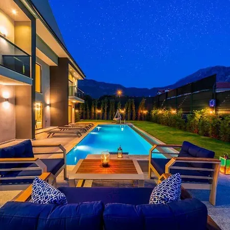 Sleeps 8 With Pool Air Con And Wifi فيلة *