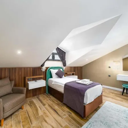 Sleeps 8 With Pool Air Con And Wifi فيلة