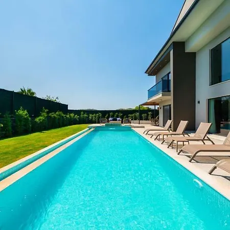 Sleeps 8 With Pool Air Con And Wifi فيلة Ovacık
