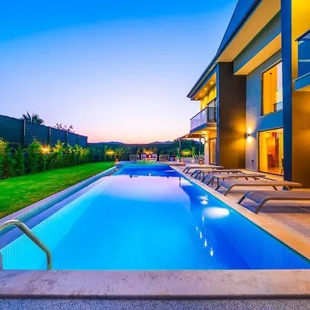 Sleeps 8 With Pool Air Con And Wifi *