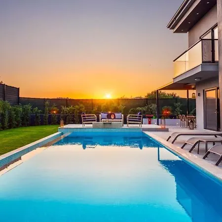 Sleeps 8 With Pool Air Con And Wifi Villa Ovacık
