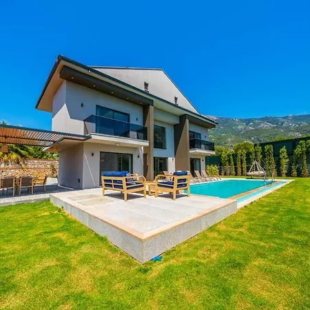 Villa Sleeps 8 With Pool Air Con And Wifi